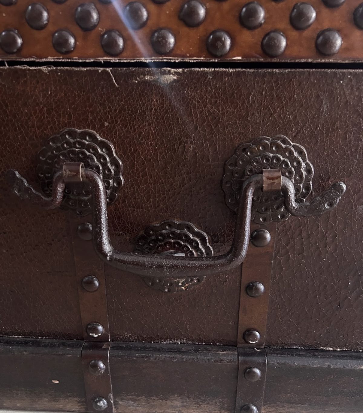 20. Yüzyıl Anglo-Hint Tarzı Çivili Çekmeceli Deri Sehpa — fotoğraf 9