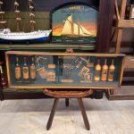 MİD-CENTURY İNGİLİZ PORTOBELLO ÜNLÜ ŞARAPLARI VİTRİNDE