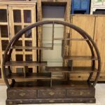 Kervan pirinç işlemeli kitaplık