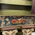 Rahmi Koç müzesinde de sergilenen 1936 Motosiklet “Yıldızlar ve Çizgiler” Harley Davidson Gölge kutusu.