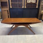 Johannes Andersen’in CFC Silkeborg için tasarladığı Tik ağacından Danish Modern Smile Sehpa