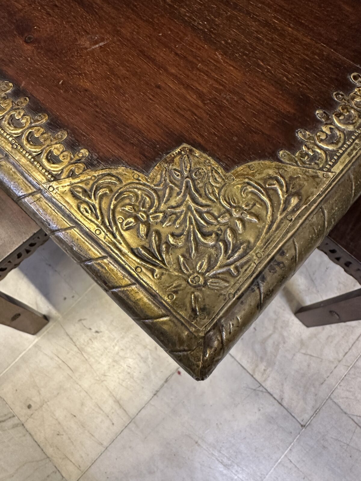 Kervan pirinç işlemeli masa sandalye - Görsel 5