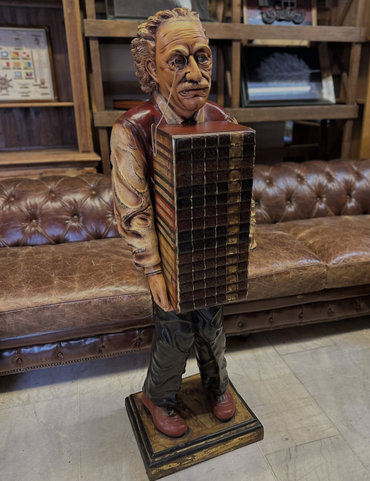 Albert Einstein’ın tahta bir dolap olan kitap yığınını tuttuğu fiberglas heykeli - Görsel 1