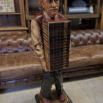 Albert Einstein’ın tahta bir dolap olan kitap yığınını tuttuğu fiberglas heykeli