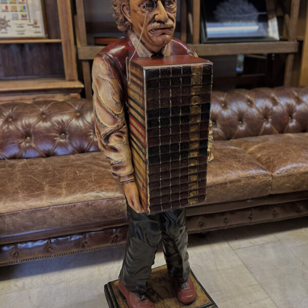 Albert Einstein’ın tahta bir dolap olan kitap yığınını tuttuğu fiberglas heykeli