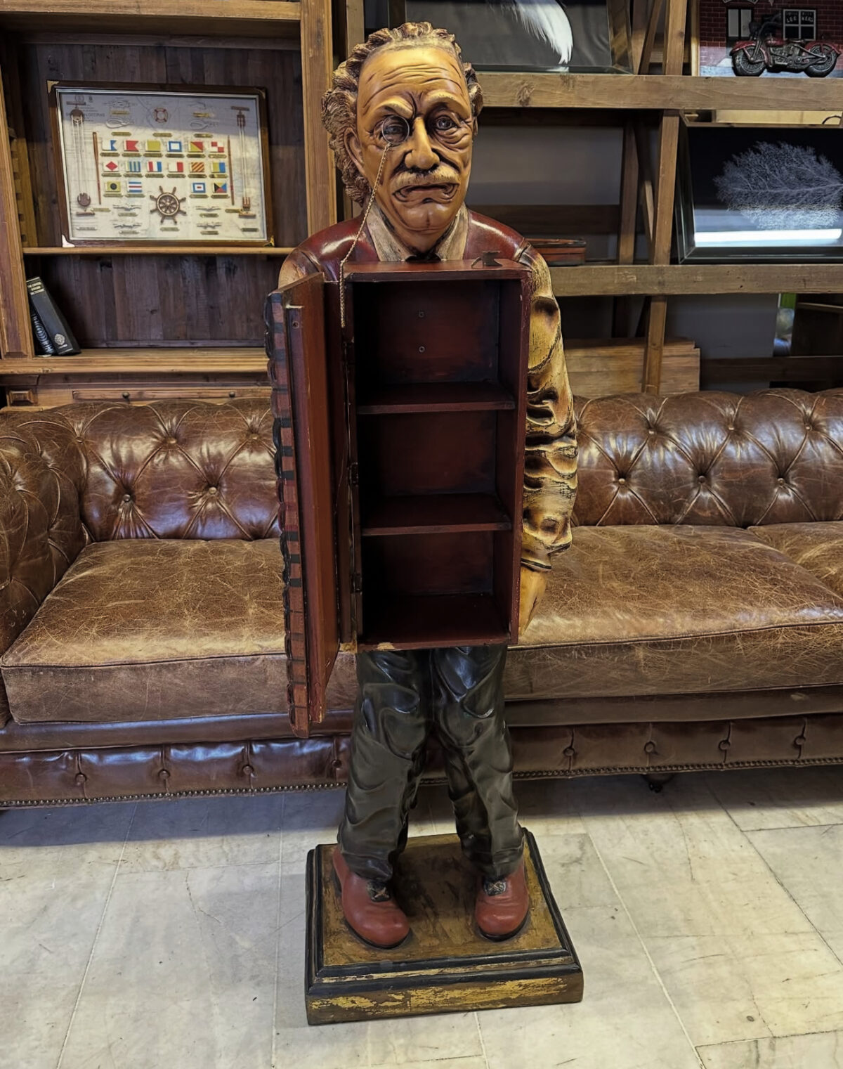 Albert Einstein’ın tahta bir dolap olan kitap yığınını tuttuğu fiberglas heykeli - Görsel 2