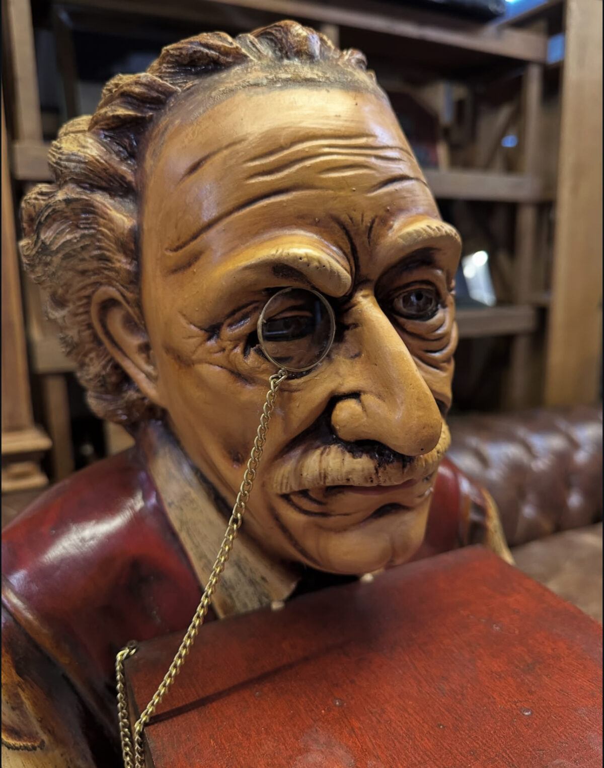 Albert Einstein’ın tahta bir dolap olan kitap yığınını tuttuğu fiberglas heykeli - Görsel 4