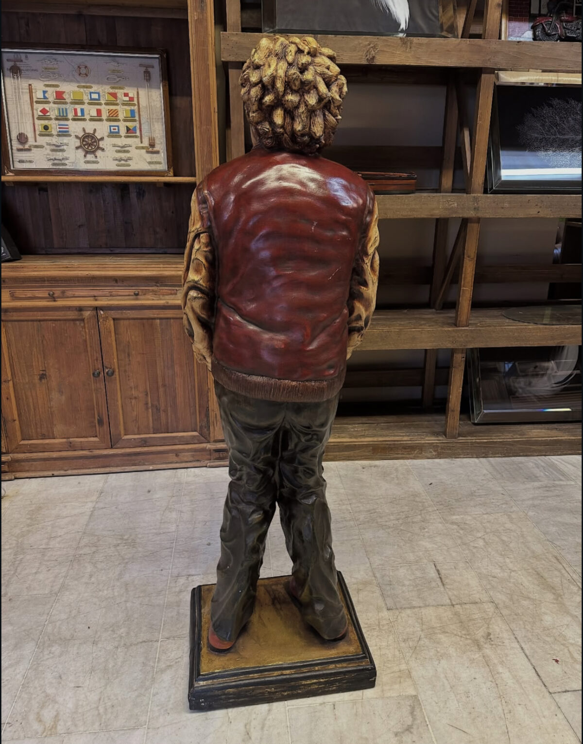 Albert Einstein’ın tahta bir dolap olan kitap yığınını tuttuğu fiberglas heykeli - Görsel 3