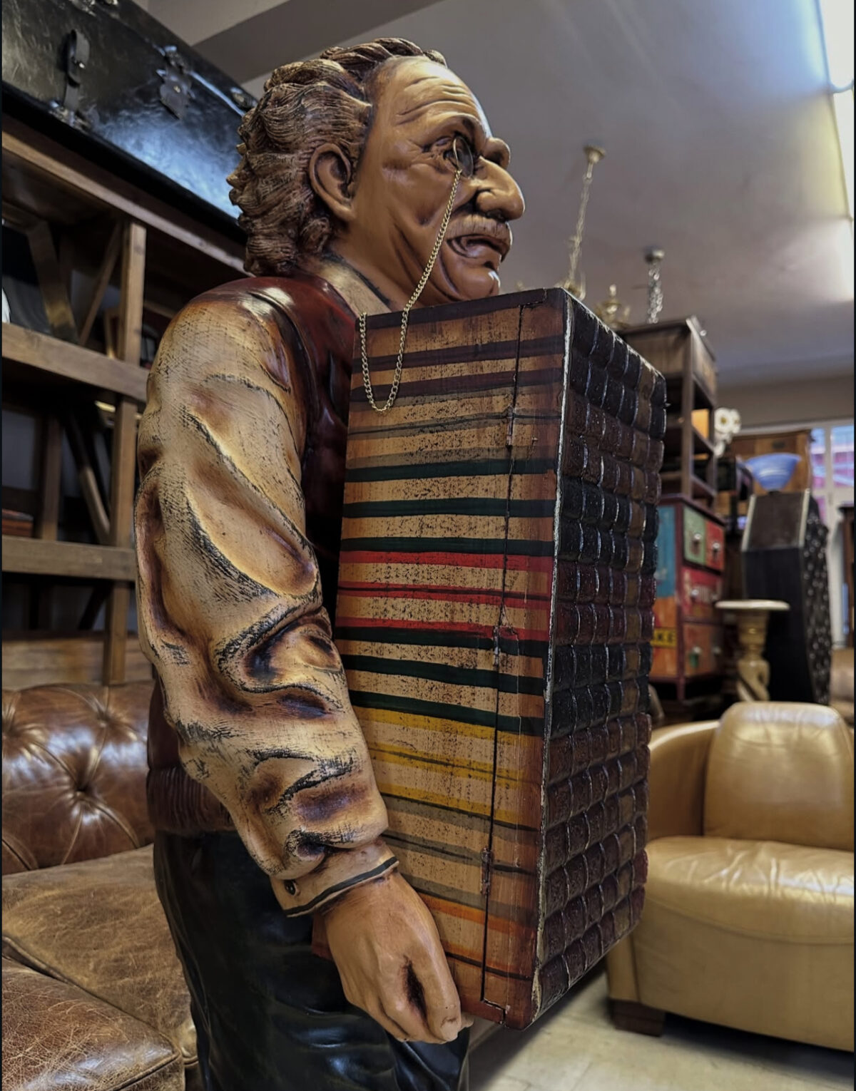 Albert Einstein’ın tahta bir dolap olan kitap yığınını tuttuğu fiberglas heykeli - Görsel 5