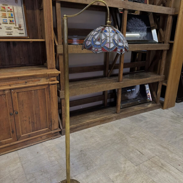 Tiffany başlıklı pirinç ayaklı lambader