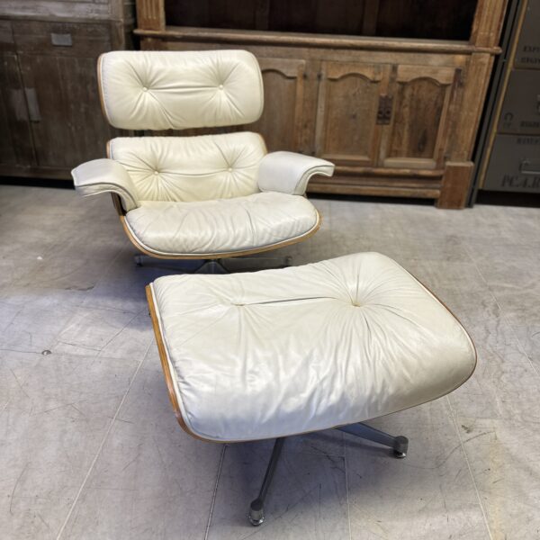 Eames Lounge deri koltuk