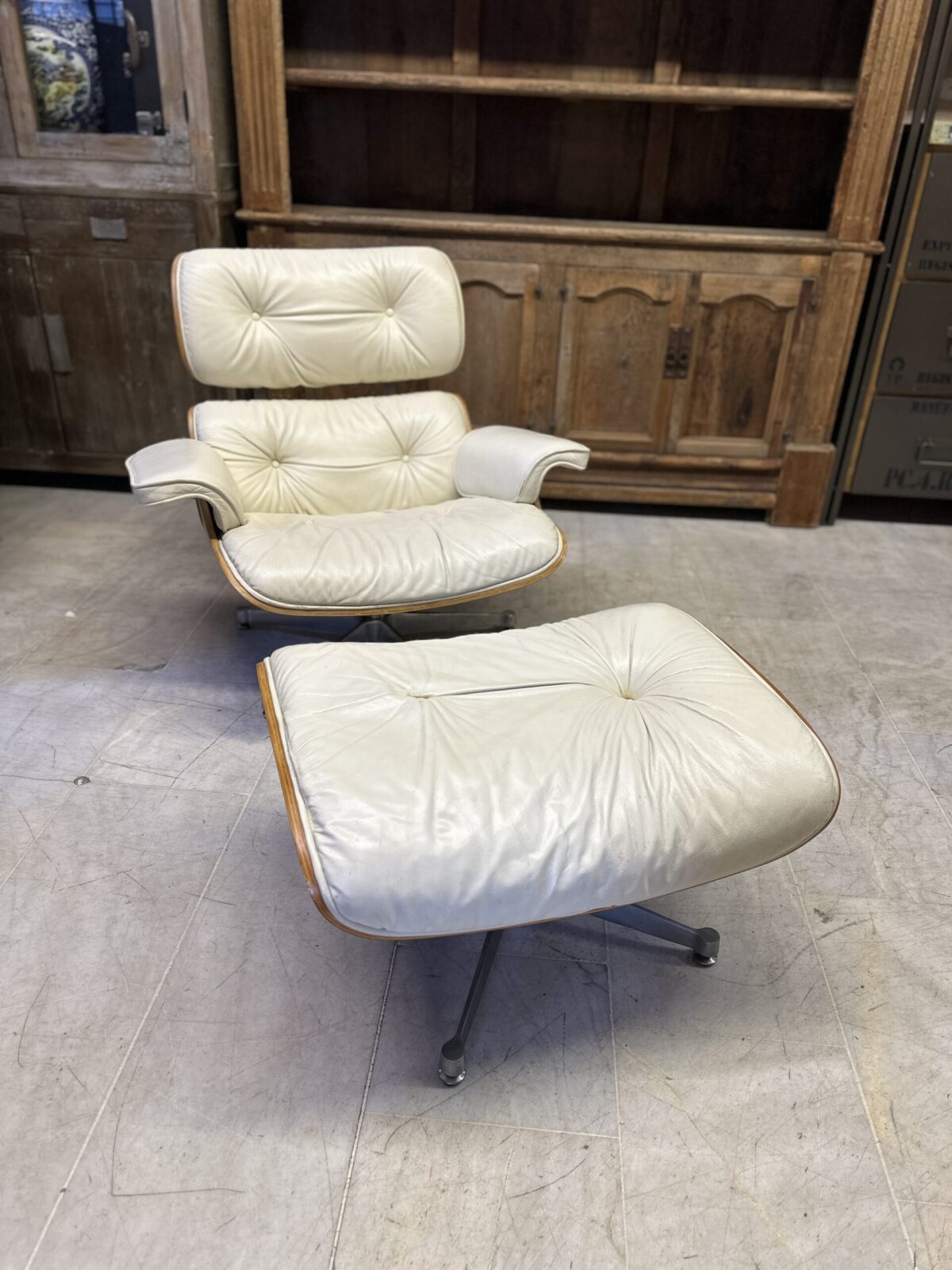 Eames Lounge deri koltuk - Görsel 1