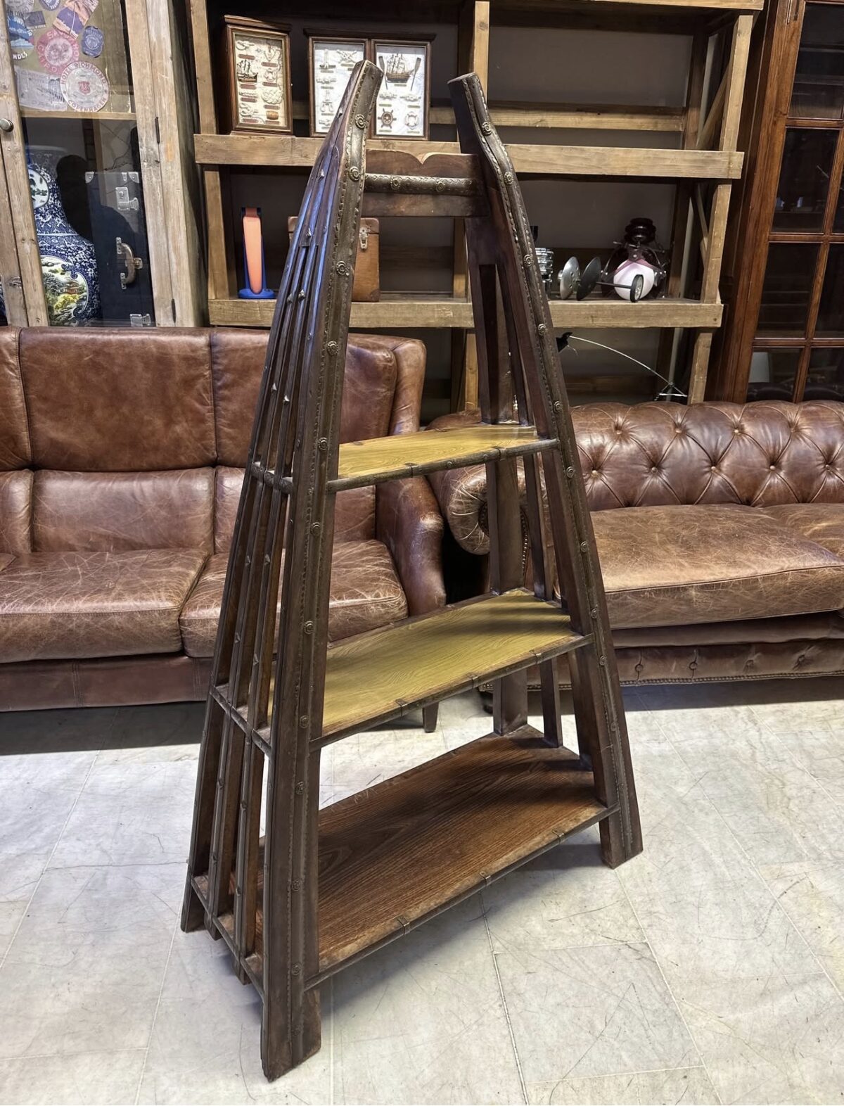 Hint tik ağacından yapılmış antika kitaplık - Görsel 1