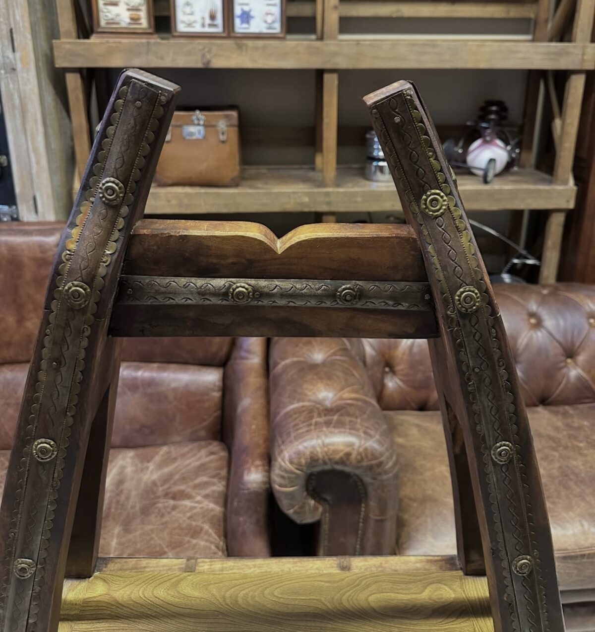 Hint tik ağacından yapılmış antika kitaplık - Görsel 4