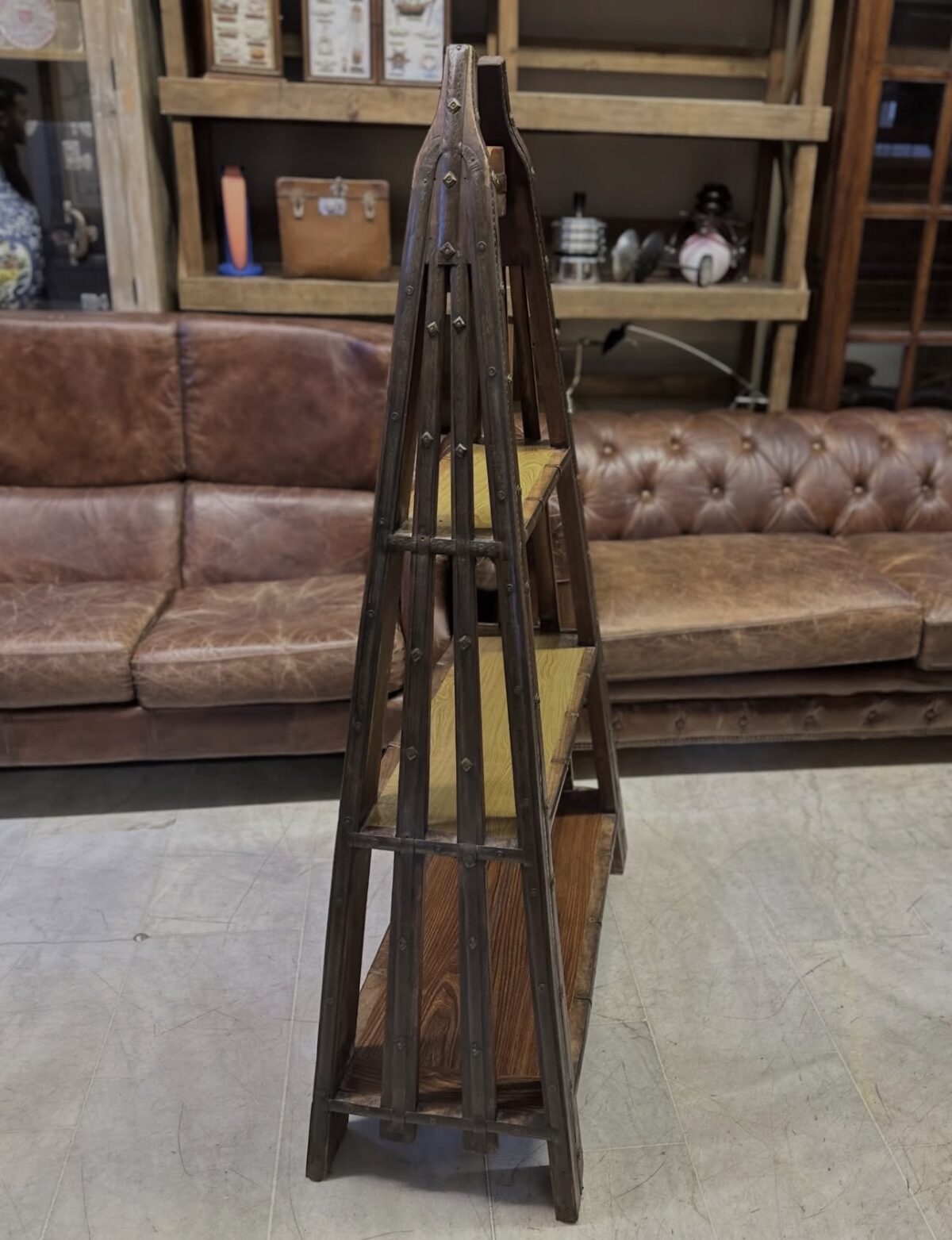 Hint tik ağacından yapılmış antika kitaplık - Görsel 3