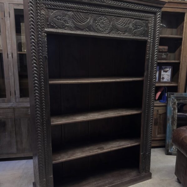 Antika oymalı kütüphane