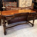 Antika ahşap çalışma masası